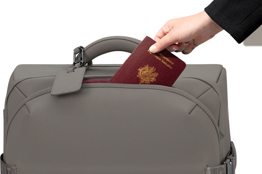 Lost In Berlin Exile Duffle with Wheels 72cm Grey | Lipault France